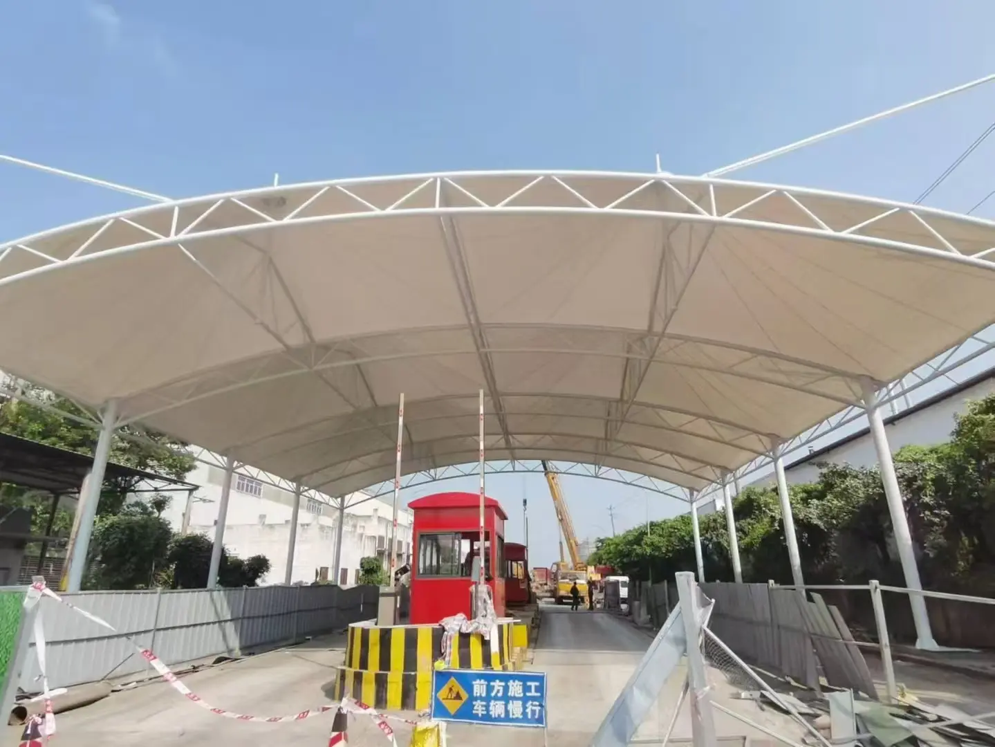 【贵州纳雍雨棚】怎么选择【源头工厂】：解决雨棚建造盲目选择的选型标准